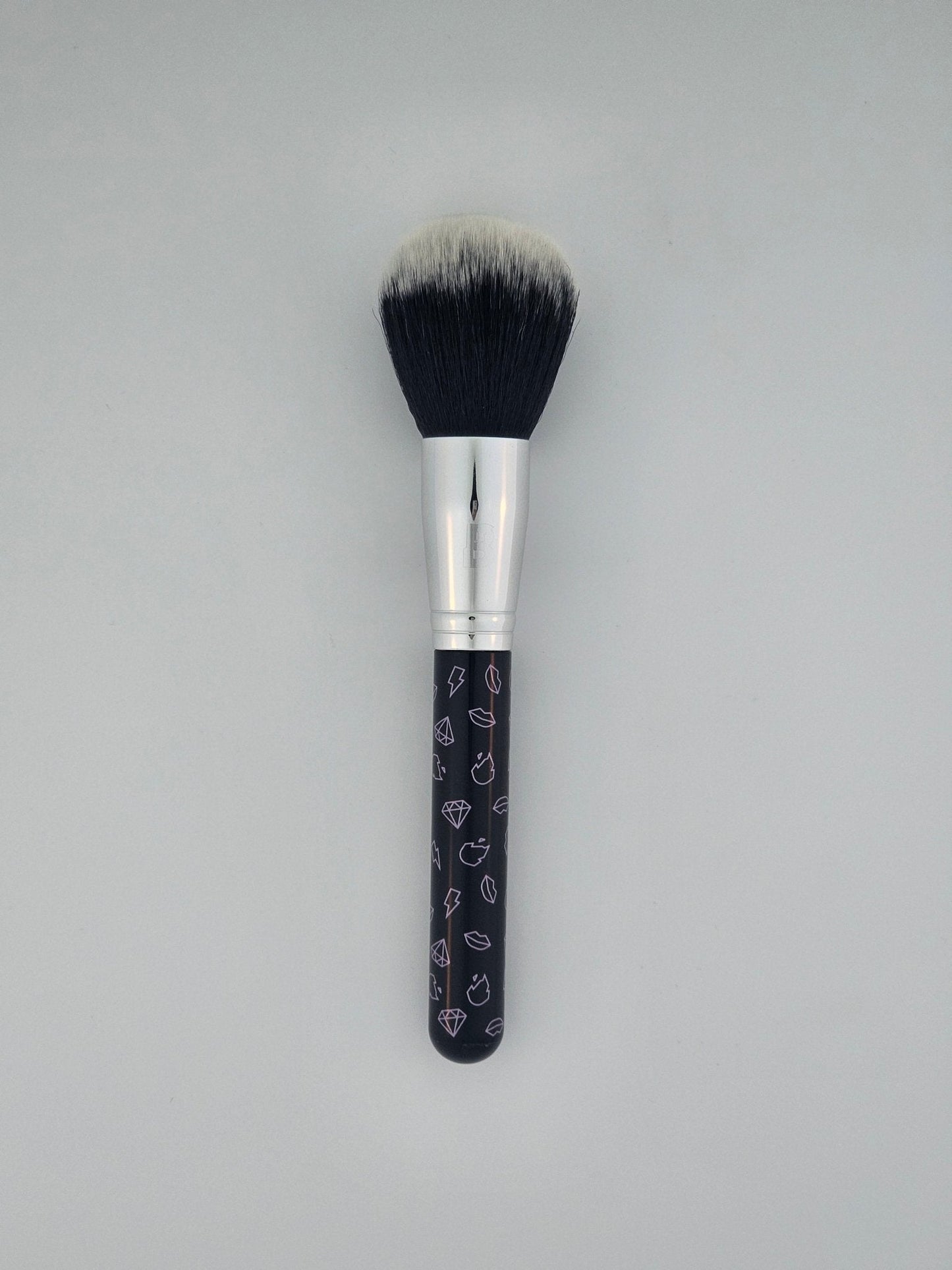 Beauty Bay Iconic Black Face Powder Brush Luxurious, Flawless Application β makeup brush on white background