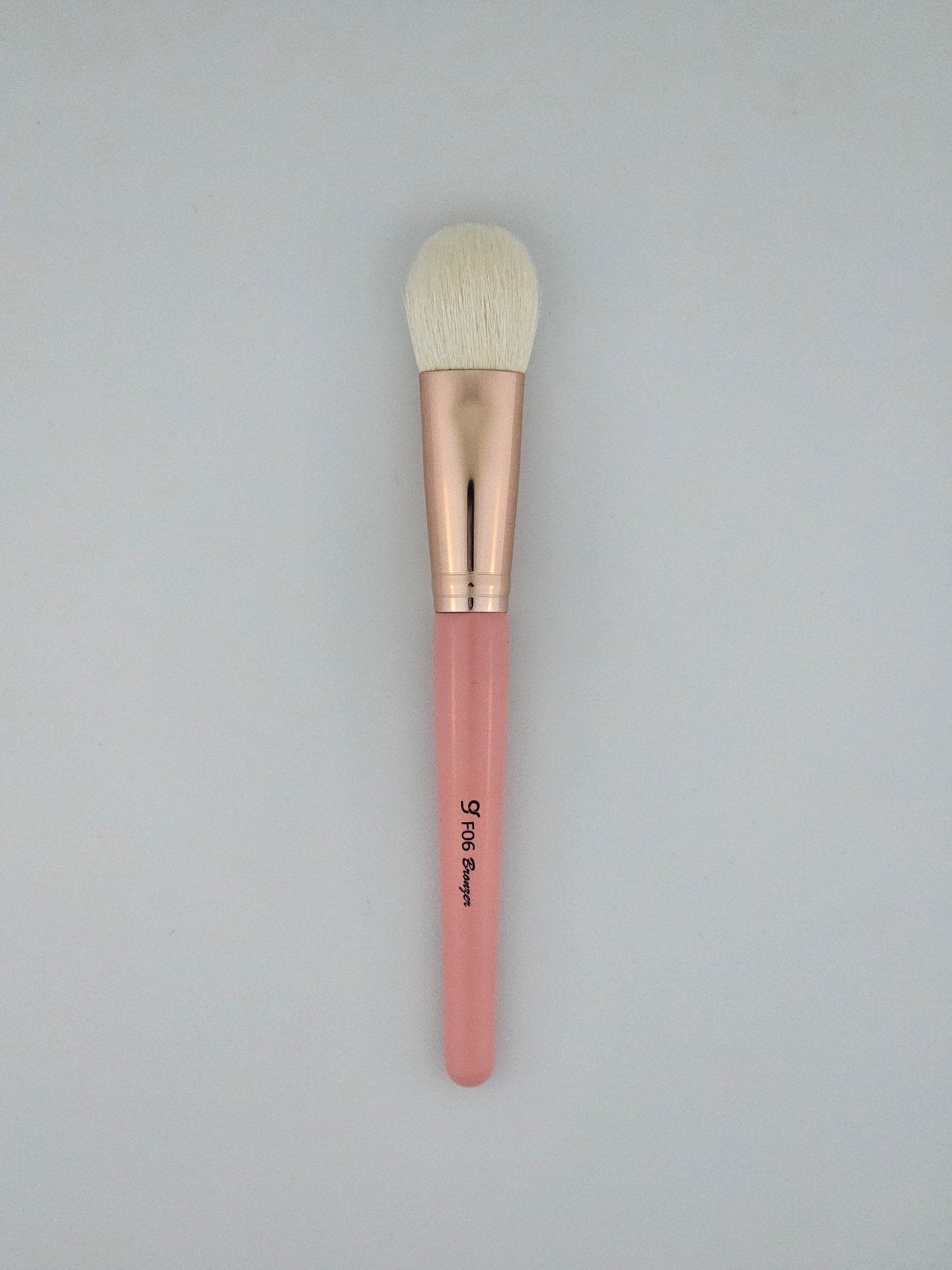 Flawless Bronzer Makeup Brush Seamless Sun Kissed Glow — makeup brush on white background