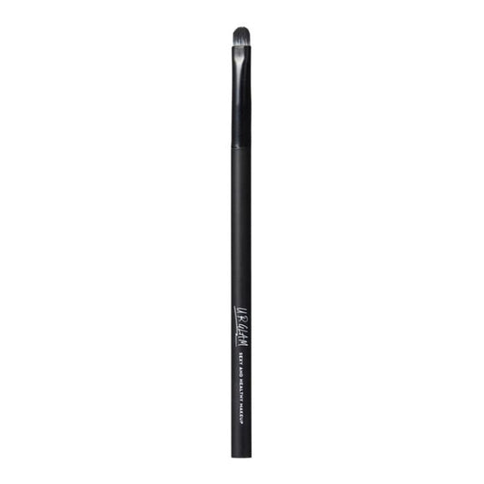 UR GLAM Eyeshadow Makeup Brush C 08 Expert Blending for Perfect Eyeshadow — makeup brush on white background