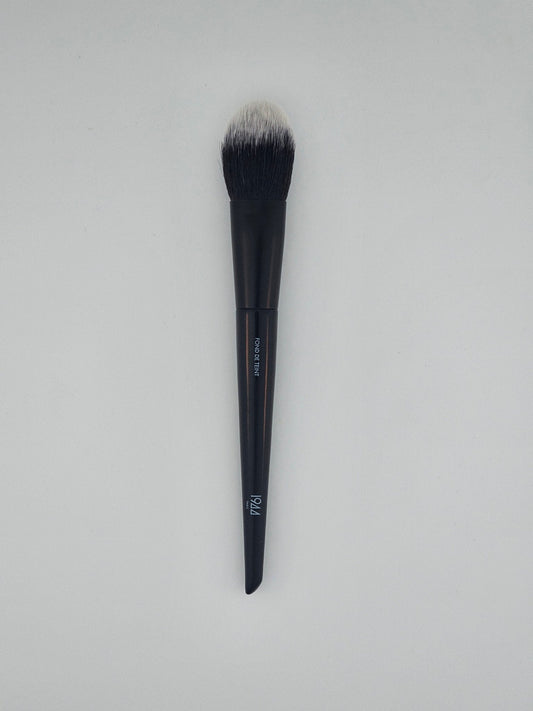 1944 Paris Fond de Teint Foundation Brush Perfectly Smooth Application — makeup brush on white background