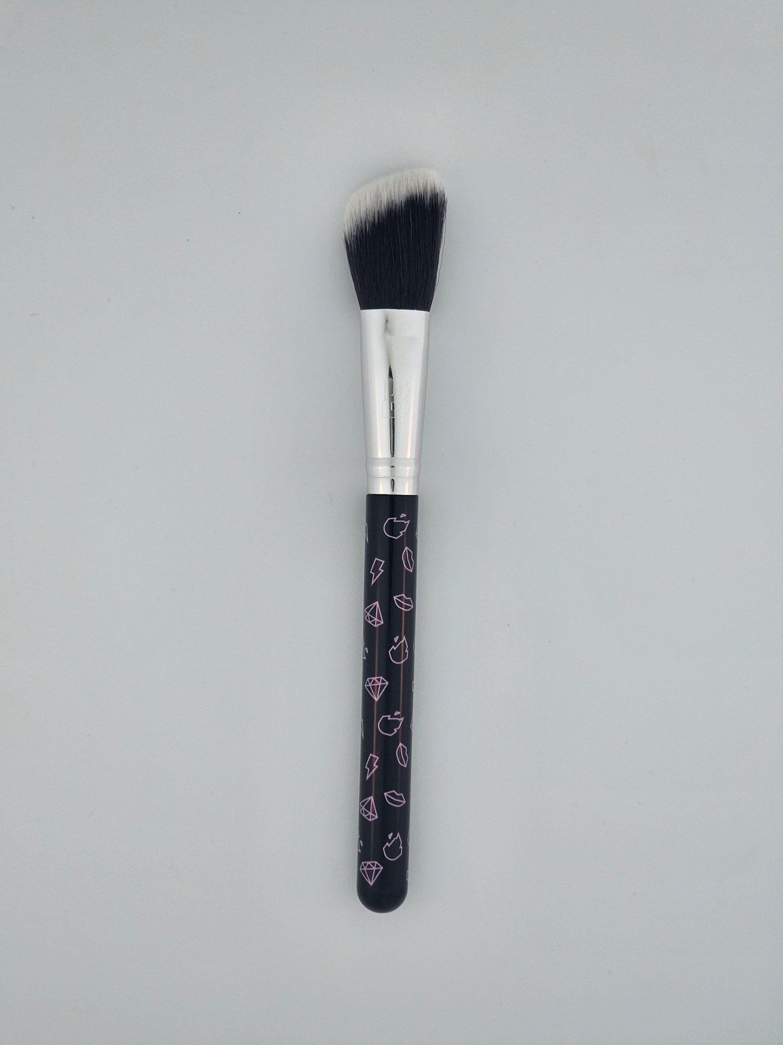 Beauty Bay Iconic Black Angled Blush/Contour Brush Perfect Precision for Contouring — makeup brush on white background