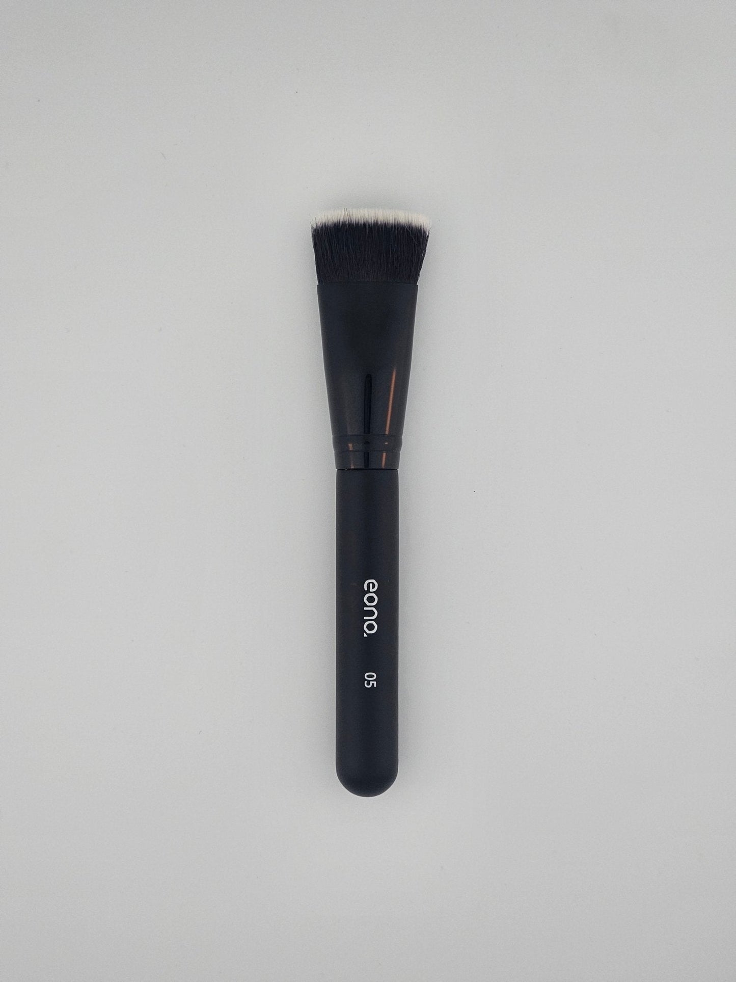 Eono 05 Flat Top Foundation Brush Seamless, Streak Free Application — makeup brush on white background