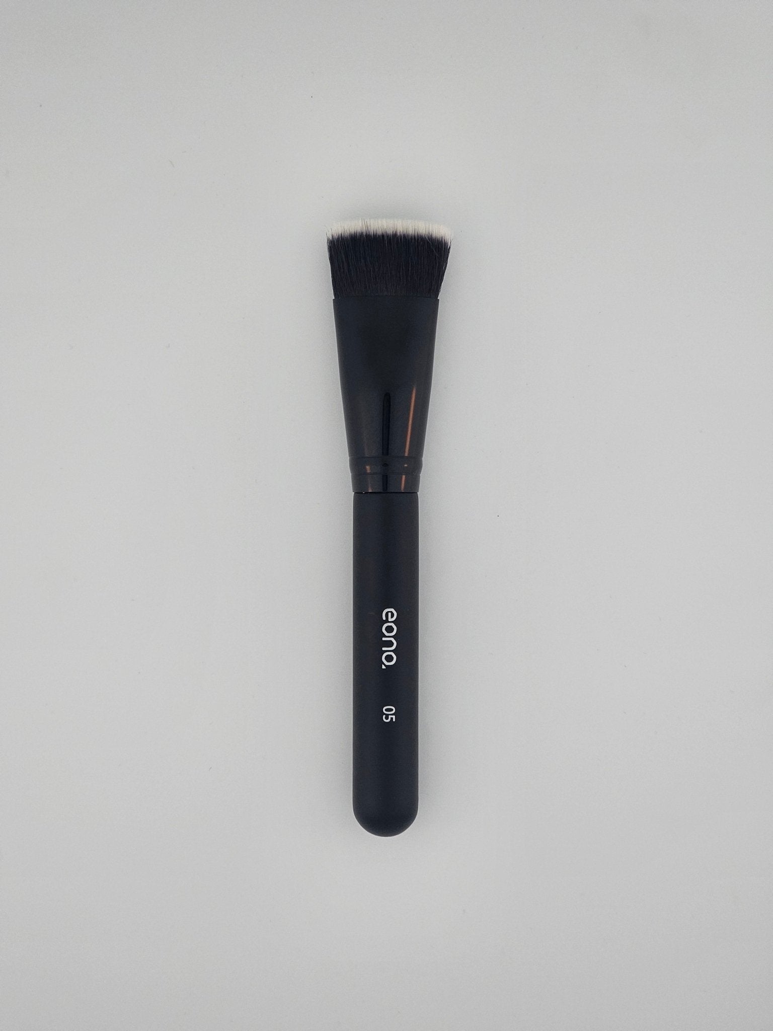 Eono 05 Flat Top Foundation Brush Seamless, Streak Free Application — makeup brush on white background