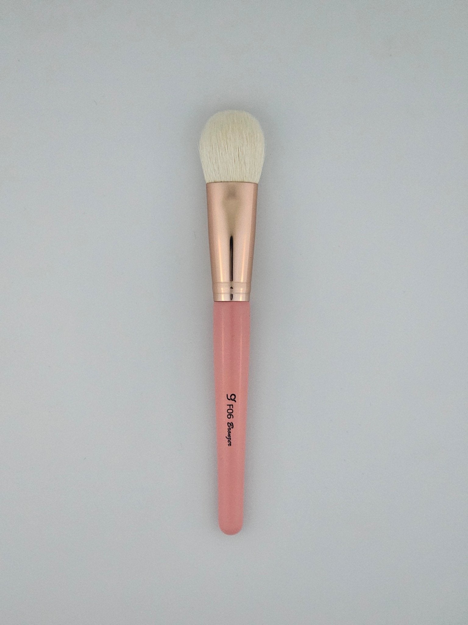 Flawless Bronzer Makeup Brush Seamless Sun Kissed Glow — makeup brush on white background